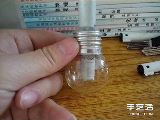廢燈泡創(chuàng)意DIY 制作迷你多肉植物盆景的教程 - www.888bfw.com